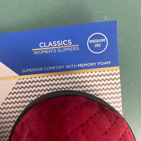 NWT Goldtoe Classics Women's Burgundy Indoor/Outdoor Slippers SIZE 8 medium - Picture 4 of 4